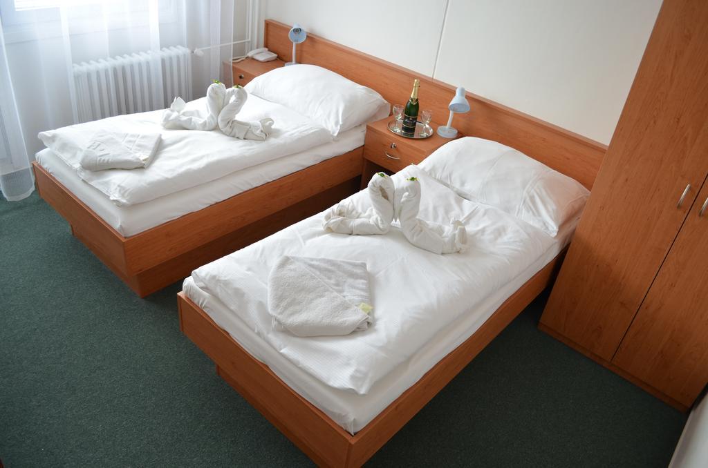 Hotel Arnost Garni Pardubice Chambre photo